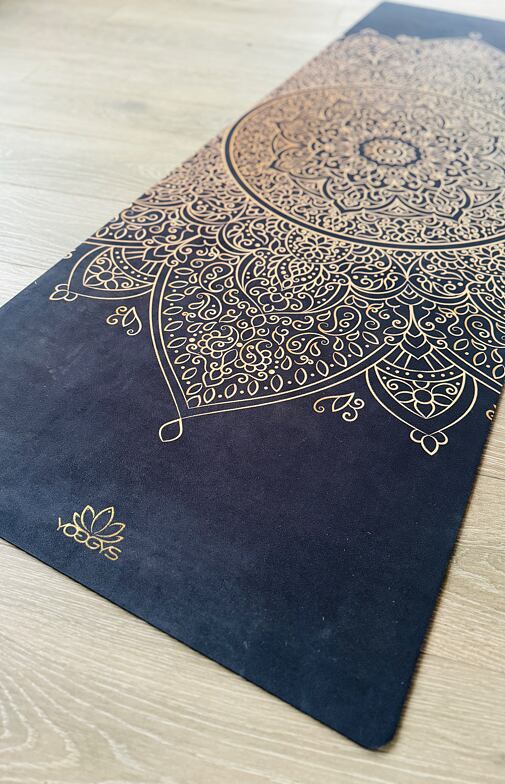 designová podložka z přírodní gumy černá se zlatou mandalou MANDALA GOLD