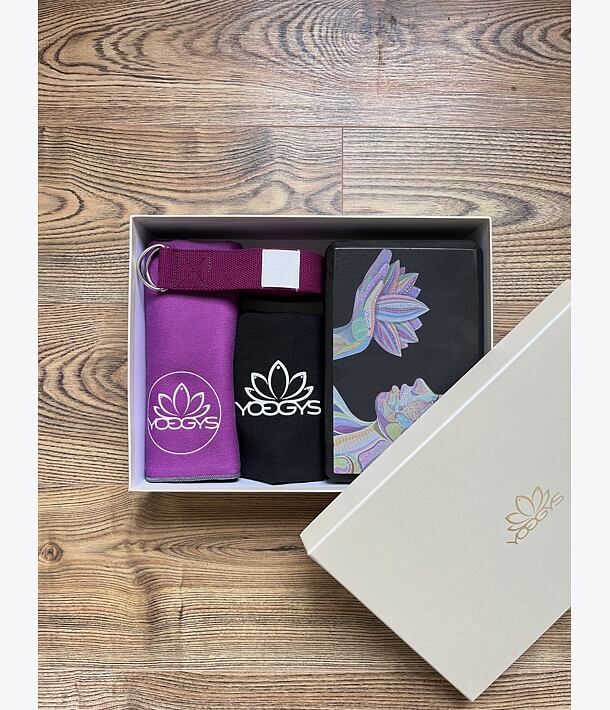 Dárkový set s jógovým blokem, páskem a ručníkem BLACK/PURPLE