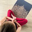 designová podložka z přírodní gumy černá se zlatou mandalou MANDALA GOLD