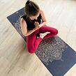 designová podložka z přírodní gumy černá se zlatou mandalou MANDALA GOLD