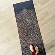 designová podložka z přírodní gumy černá se zlatou mandalou MANDALA GOLD