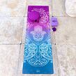 YOGGYS [HAMSA SPIRITUAL] tyrkysová/fialová designová jógová podložka s hamsou 